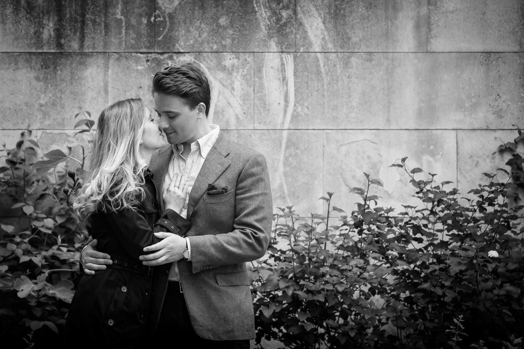 Kissing in St Dunstan-in-the-East