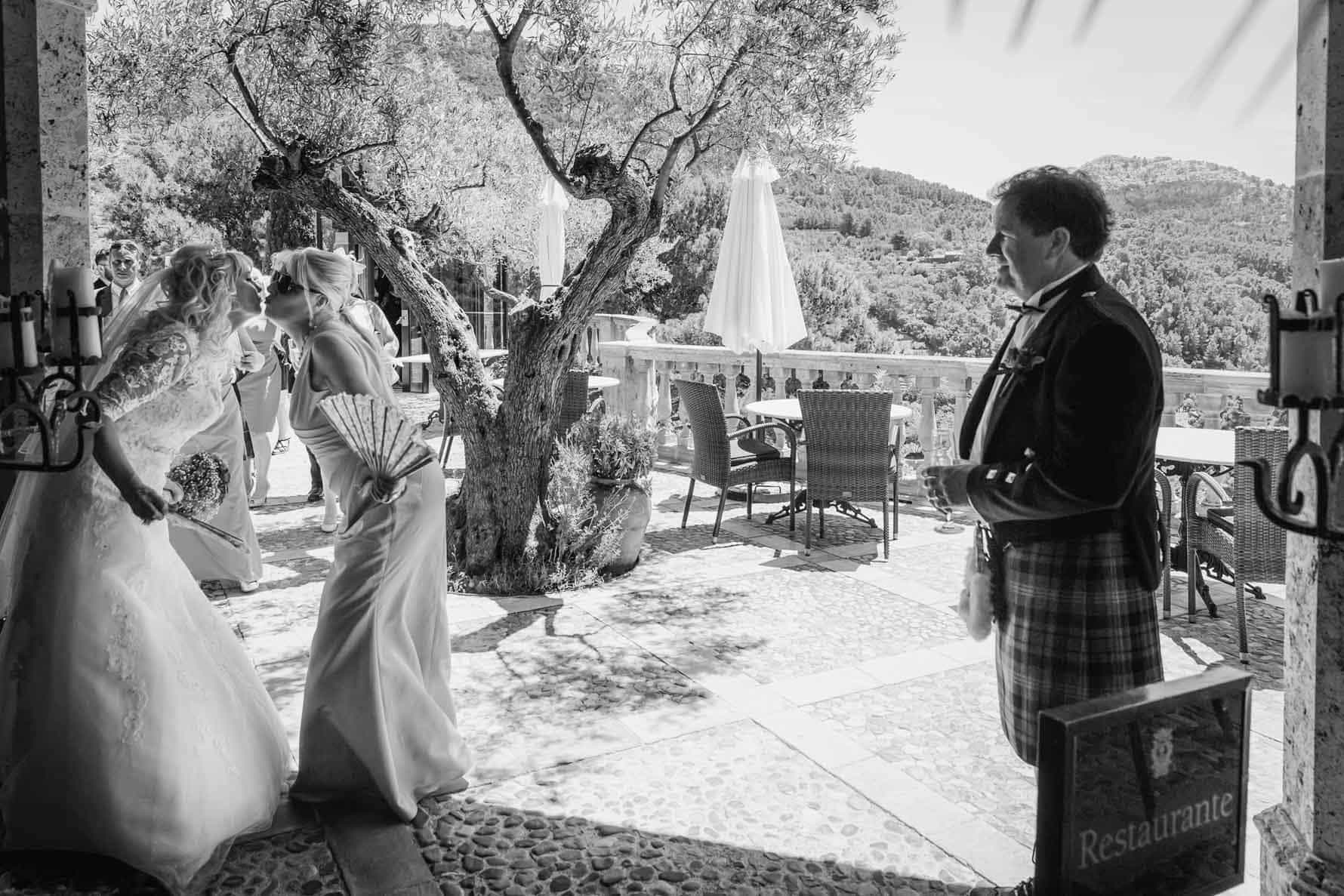 Welcoming guest at their Mallorca wedding at the Valldemossa Hotel